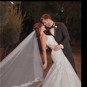 Wow ! Amazing deal on this beautiful Essence of Australia Gown and Veil